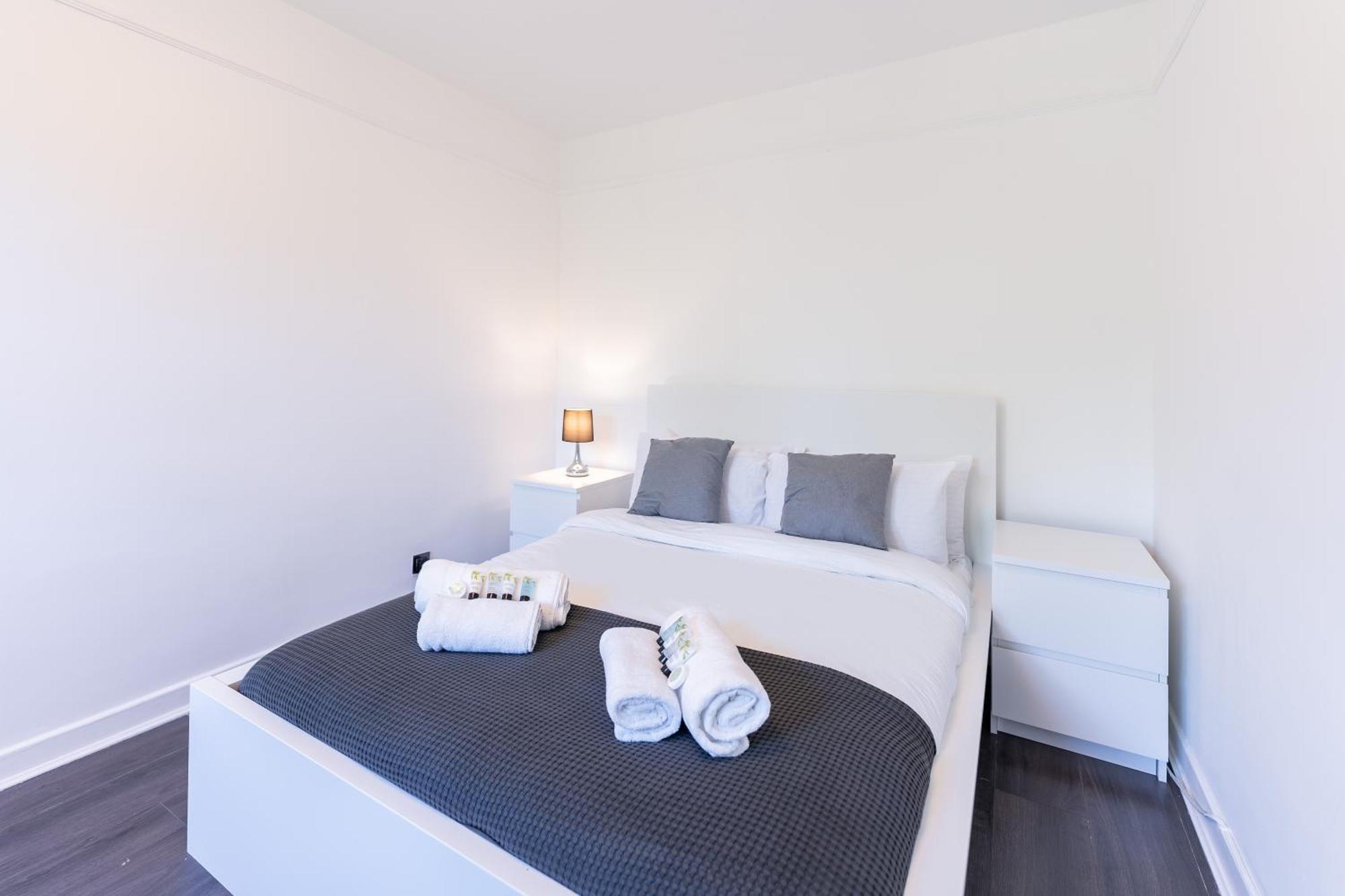 Luxury 3 Bedroom Flat With Balcony In Westbourne Park Londra Exterior foto